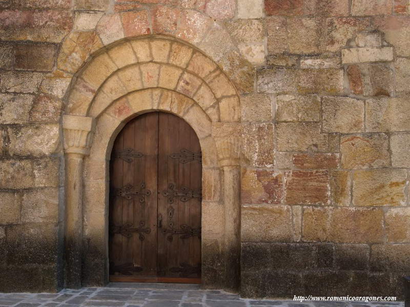 PUERTA DEL ANTIGUO CLAUSTRO